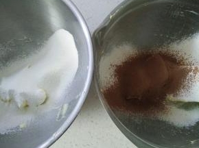 6一份是原味筛入60克低筋面粉，同时加入几滴柠檬汁，另一份黄油筛入55克低粉和5克可可粉。