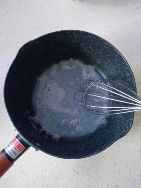 2加热糖融化放一旁备用。