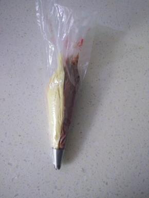 9裱花袋剪小口，把两种曲奇面糊同时装入大裱花袋里。