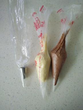 8把面糊分别装入裱花袋，再另外用一个大裱花袋装入8齿花嘴。