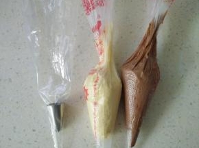 8把面糊分别装入裱花袋，再另外用一个大裱花袋装入8齿花嘴。