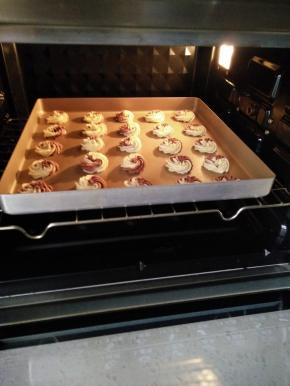 11放入预热好的烤箱上下170度，烘烤18分钟左右，原色曲奇边缘微黄即可。