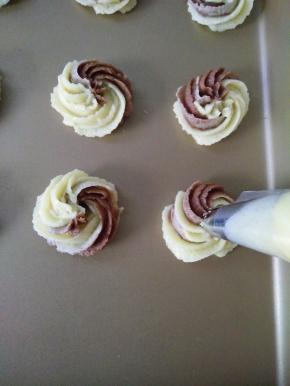 10挤入烤盘，中间预留一些位置。