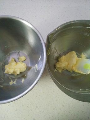 5把打发好的黄油均匀分成两份。