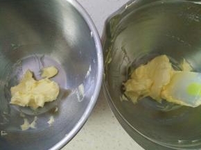 5把打发好的黄油均匀分成两份。