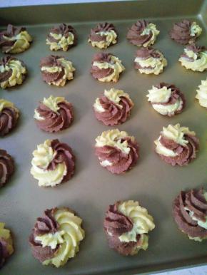 12曲奇放凉密封保存。