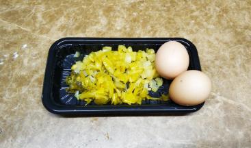 酸菜洗乾净切粒