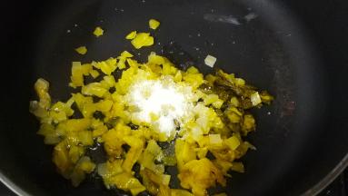 不粘锅热油，放入酸菜、糖炒均匀