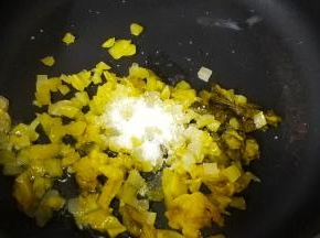 不粘锅热油，放入酸菜、糖炒均匀