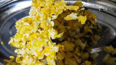 酸菜、鸡蛋分别盛出备用