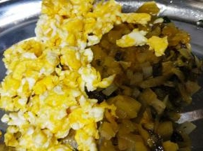 酸菜、鸡蛋分别盛出备用