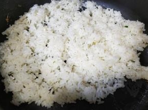 锅裏热油，放入两碗剩米饭、蒜盐炒均匀