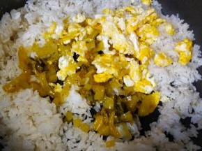 将酸菜和蛋倒入剩米饭裏
