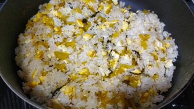 翻炒均匀，锅边的米饭会跳起即可