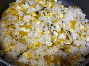 翻炒均匀，锅边的米饭会跳起即可