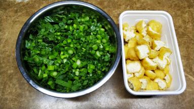 菜心：洗干净切粒
油豆腐：洗干净一开四