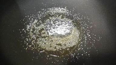 不粘锅热油放入蒜盐、糖