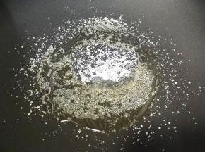 不粘锅热油放入蒜盐、糖