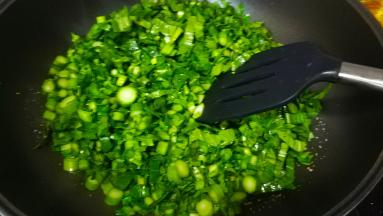 倒入菜心粒翻炒至半熟