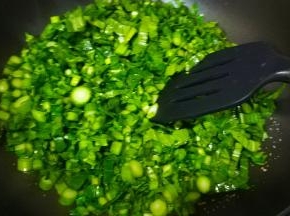 倒入菜心粒翻炒至半熟