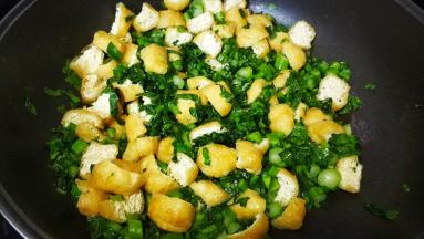 放入油豆腐翻炒均匀