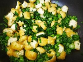 放入油豆腐翻炒均匀