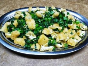 菜心粒油豆腐盛出备用。
