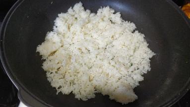 不黏锅热油后放入剩米饭炒均匀