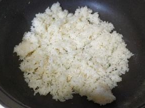 不黏锅热油后放入剩米饭炒均匀