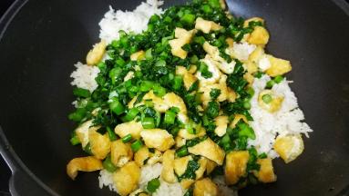 倒入菜心粒和油豆腐