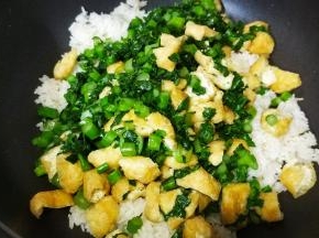 倒入菜心粒和油豆腐