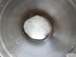 先准备烧麦皮：取一半的面粉，其中逐次少量加入清水，和成光滑的面团，盖好饧面10分钟。