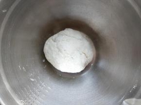 先准备烧麦皮：取一半的面粉，其中逐次少量加入清水，和成光滑的面团，盖好饧面10分钟。