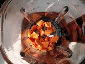 饧面的同时，将胡萝卜切成大块，和剩余的清水倒入米厨破壁机中。