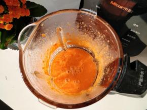 将胡萝卜搅打成如图的细腻糊状。