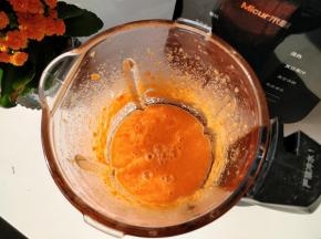 将胡萝卜搅打成如图的细腻糊状。