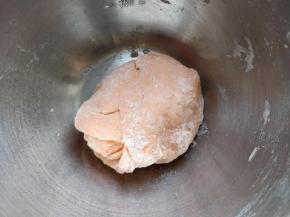 和成面团后，盖好放在一边。