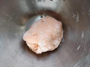 和成面团后，盖好放在一边。