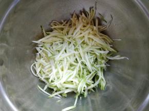 接下来做馅：将西葫芦洗净，擦成细丝后，加少许盐拌匀静置一会儿。