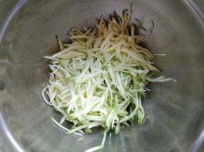 接下来做馅：将西葫芦洗净，擦成细丝后，加少许盐拌匀静置一会儿。