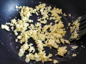 将鸡蛋加盐打散，和少许葱花一起在锅中炒碎，到八成熟时盛出备用。