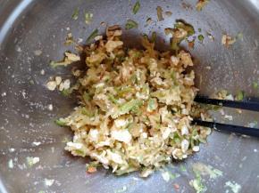 再加入植物油、盐、生抽、鸡粉和少许胡萝卜泥拌匀，馅就做好了。