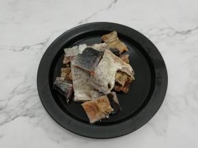 鱼干浸泡互个小时，然后洗干净切成块