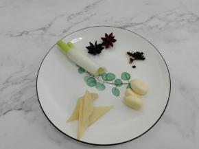 准备葱，姜，蒜，花椒，大料