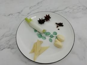 准备葱，姜，蒜，花椒，大料