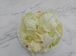 白菜洗干净切成块