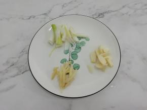 蒜切成片，姜和葱切成条