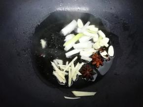 锅里加入适量的油，烧到七成热时，把葱，姜，蒜，花椒，大料放入锅中炒香