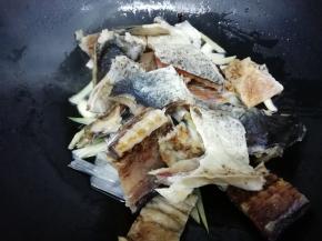 再放入鱼干，翻炒片刻