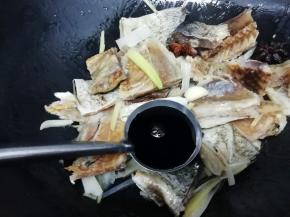 再加入生抽，翻炒均匀